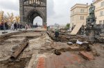 Archeologický výzkum předbraní Karlova mostu v říjnu 2009 (NPÚ ú.o.p. Praha). Foto M. Frouz. 
