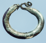 Stříbrem plátovaná záušnice – typický raně středověký
šperk. Foto M. Frouz, © MMP.