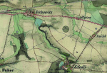 Oblast vsi Litožnice na snímku druhého vojenského mapování (podle mapire.eu). 1) prostor zaniklé vsi Litožnice; 2) jádro vsi Újezd nad Lesy, které svou radiální orientací vůči českobrodské silnici posloužilo jako východisko rekonstrukce vsi Litožnice.