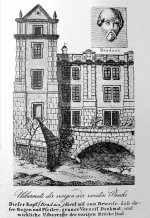 Původní podobu staroměstské části Juditina mostu zakomponovaného do objektu kláštera křižovníků zachytil v roce 1827 ve své kresbě W. F. Welleba. V horním rohu plastika Bradáče (Welleba 1827).