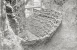 V průběhu archeologického výzkumu u Husova pomníku
byla v hloubce kolem pěti metrů odhalena do podloží zahloubená kruhová jáma, jejíž stěny byly vypleteny proutím (tzv. košatinou). K čemu objekt přesně sloužil, nevíme. Důležité je však její datování do 13. století, kdy náměstí již plnilo úlohu tržního centra Starého Města; © ARÚ Praha, inv. č. FT000004029A.