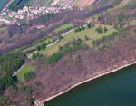 Letecký snímek hradiště Hostivař – pohled od jihozápadu. Foto I. Benková, 2005, © ÚAPPSČ.