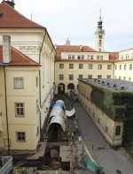 Liniový výkop situovaný na nádvoří před barokním kostelem sv. Klimenta. Při archeologickém výzkumu zde bylo odkryto zdivo východního křídla dominikánského kláštera. Foto J. Hlavatý, 2014, NPÚ Praha.