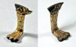 Nožička chanukového svícnu z pozlaceného stříbra. Dva pohledy na nález, který pochází ze středověkého objektu odkrytého při archeologickém výzkumu v roce 1998 pod podlahou Staronové synagogy. Foto J. Hlavatý, 2016, NPÚ Praha.