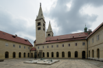 Současný pohled na baziliku a jižní rameno ambitu kláštera
sv. Jiří od severu rajského dvora (zahrady). Foto J. Gloc, 2014.
© Správa Pražského hradu.