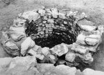 Středověká studna odkrytá výzkumem v roce 1968 na dnešní zahradě kláštera klarisek. Foto V. Jíková, 1969; © ARÚ Praha, inv. č. FT00041130.
