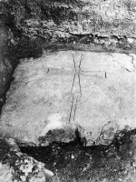 Náhrobní deska s motivem kříže z 13. století byla odkryta výzkumem v ambitu kláštera minoritů. Autor neznámý, 1953; © ARÚ Praha, pozůstalost I. Borkovského, inv. č. 10494.