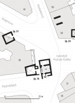 Pozůstatky domu čp. 16 se nacházejí v sousedství Staroměstského náměstí mezi řadou dalších románských domů. Dům čp. 16 z nich má nejsložitější dispozici vzniklou v několika románských stavebních fázích (Dragoun – Škabrada – Tryml 2002).