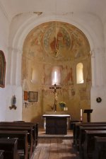 V apsidě románského kostela byly odkryty a restaurovány malby vzniklé ve dvou etapách ve 13. století, zachycující Krista v mandorle, apoštoly a mariánský cyklus. Foto J. Royt, 2014