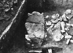 Některé hroby byly na povrchu kryté pískovcovými náhrobními kameny jako např. hrob č. 60. Foto J. Kovářík, © MMP.